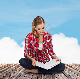 带着书坐在地板上微笑的年轻女子长椅青年学校大学学者教育天空闲暇女孩知识图片