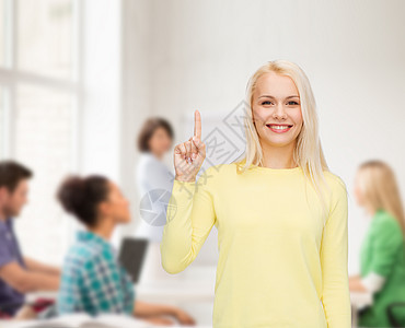 微笑的女人指着她的手指公告采摘团队快乐注意力团体课堂老师同学学校图片
