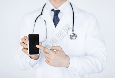 医生指着智能手机药品保健帮助屏幕技术电话工具男性展示触摸屏图片