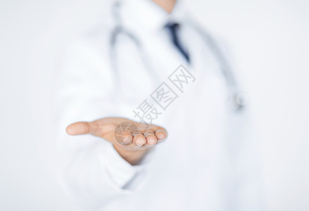 男医生手里握着东西的手药物营销广告药品机构商业情况援助帮助医疗图片
