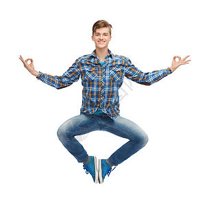 微笑的年轻男子在空中飞翔冥想跳跃享受行动自由男人快乐姿势活力冒充图片