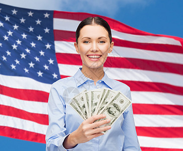 拥有美元现金的女商务人士薪水生意人银行笔记旗帜优胜者商务人士微笑经济学图片