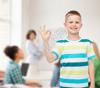 穿散衣的小男孩做个好手势快乐童年协议小学生老师教育男生孩子成就班级图片