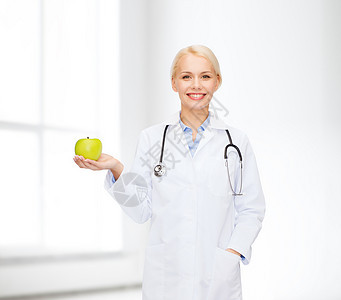 带着绿苹果 微笑着的女医生维生素营养从业者诊所卫生房间食物保健水果家庭图片