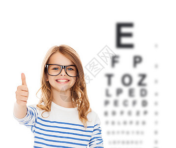 带着黑色眼镜的小女孩幸福眼科测试女孩框架眼睛孩子青少年字母学生图片