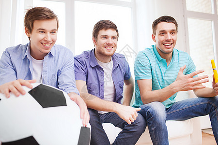 快乐的男性朋友与Vuvuzela乐趣电视微笑房间运动竞赛游戏朋友们锦标赛闲暇图片