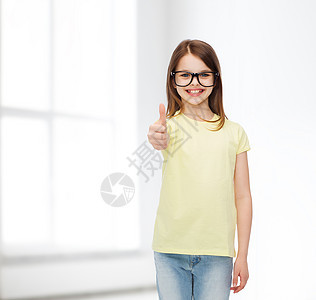 戴着黑色眼镜的可爱笑着小女孩瞳孔测试镜片学校手势课堂白色女孩教育青春期图片