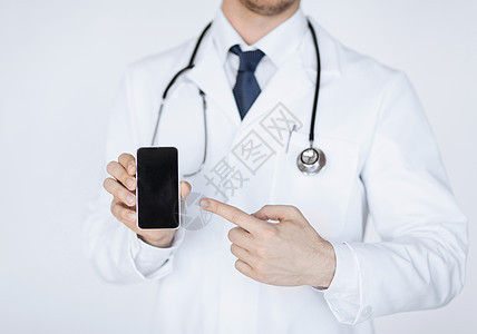 医生指着智能手机互联网展示男人细胞卫生处方帮助电话医疗社会图片