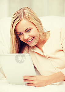 妇女用平板电脑读者女孩学生互联网快乐学者微笑办公室闲暇学校图片