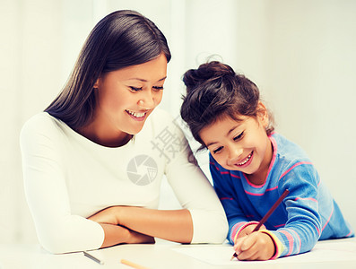 母亲和女儿的绘画家庭妈妈教学快乐家庭作业孩子们学习母性父母童年图片