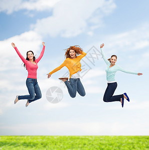 一群微笑着的年轻女性 在空中跳跃飞行团队喜悦团体幸福享受青少年自由蓝色行动图片