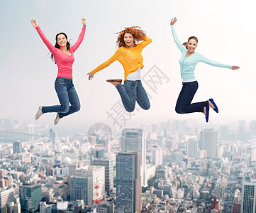 一群微笑着的女人在空中跳跃图片