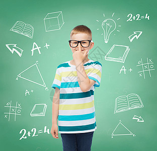 戴着眼镜笑着的小男孩数学童年课堂图书青少年学生快乐知识教育木板图片