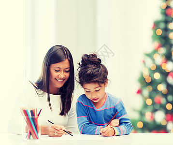 母亲和女儿的绘画铅笔教育女士孩子们童年妈妈家庭作业孩子微笑快乐图片