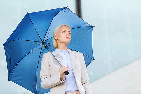 拥有露天伞式雨伞的年轻女商务人士生意人企业家商业季节中心同事管理人员职业保险蓝色图片