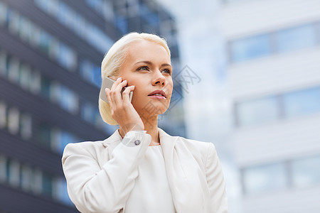 拥有户外智能手机的严肃商业女商务人士电话公司商务女士工人城市讨论老板建筑拨号图片