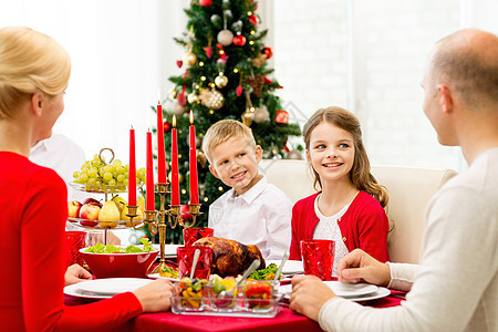 家庭在家中举行节日晚宴假期妈妈男生孩子们儿子传统母亲火鸡桌子父母图片