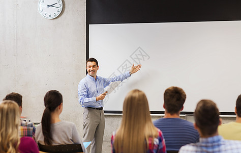 一群学生和带笔记本的微笑老师女性会议电脑木板学校班级技术知识男孩们推介会图片