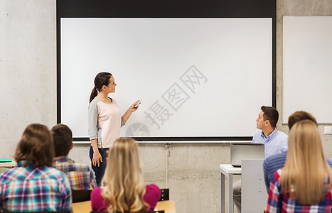 课堂上学生群体和微笑教师的组合青少年团队互联网学校技术拉丁笔记本电脑推介会男人图片