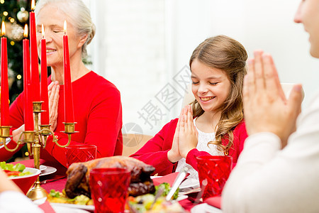 家庭在家中举行节日晚宴童年孩子们菜肴女士女孩孙子桌子祖母眼睛快乐图片