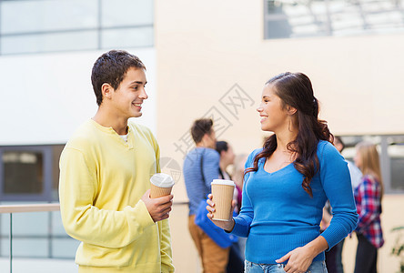 一群带着纸咖啡杯的笑着学生朋友们学者夫妻教育快乐拉丁团体杯子幸福大学图片