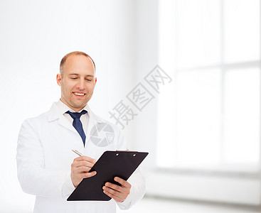 带着剪贴板微笑的男医生医疗保险心脏病写作考试职业诊断儿科医院卫生男人图片