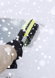将清理车内雪雪雪的人紧闭在一起工具汽车刷子挡风玻璃降雪司机衣服运输车辆天气图片