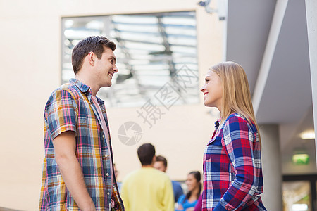 一群在户外微笑的学生男孩们女孩们团队快乐男朋友朋友们幸福学者大学女朋友图片