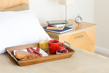 床边睡前露台的床托盘早餐假期餐饮果汁橙子营养饮食家具饮料食物覆盆子图片