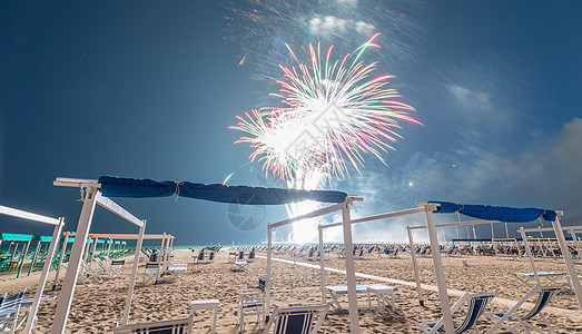 海滩上的烟花庆典假期港口派对反射节日天空焰火日落图片