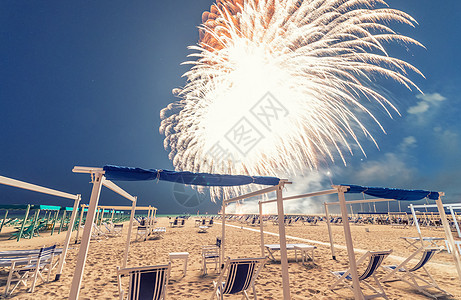 海滩上的烟花反射焰火天空庆典假期港口日落节日派对图片