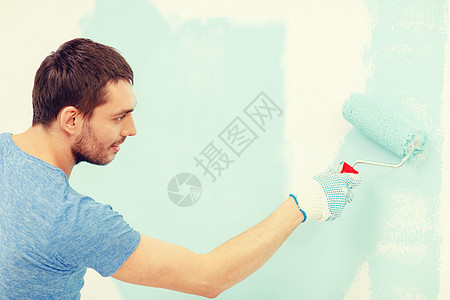 男人在家中画墙蓝色画笔手套绘画幸福刷子工人工程师公寓工具图片