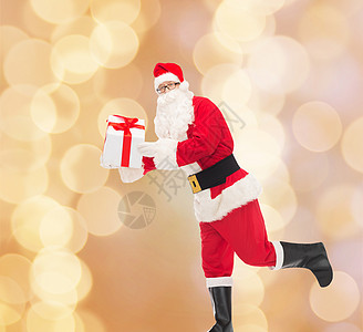 穿着圣塔礼服和礼物盒的人男人帽子展示腰带季节派对惊喜礼物快乐假期图片