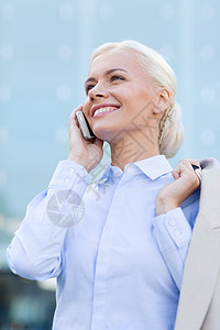 拥有户外智能手机的微笑女商务人士技术人士拨号电话工具办公室公司细胞工人商业图片