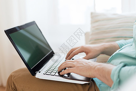 在家用笔记本电脑工作的人商业电子邮件广告键盘自由职业者商务人士上网屏幕技术图片