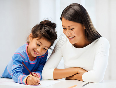 母亲和女儿的绘画学校妈妈孩子铅笔快乐童年乐趣家庭教学家庭作业图片