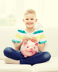 带着小猪银行和钱 笑着笑着的小男孩银行业青春期小猪微笑小学生硬币经济童年财政现金图片