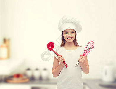 带着和胡须的笑笑着戴着厨帽的女孩孩子幸福食物烹饪面包师美食餐具厨房食谱房间图片