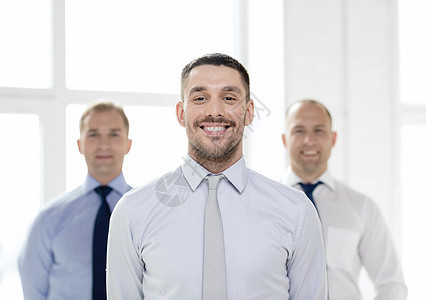 带着队伍在办公室里微笑的商务人士律师管理人员企业家公司推销员老板商务同事会计工作图片