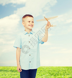带着木机模型的笑笑小男孩手工天空飞机幸福乐趣玩具建设时间男生自由图片