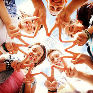 5指五指的青少年群体朋友们微笑游戏城市街道假期青年团体太阳手势图片