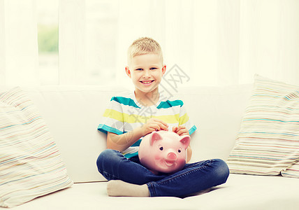 带着小猪银行和钱 笑着笑着的小男孩银行业财政房间储蓄银行货币孩子童年收集财富图片