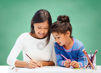 快乐的老师和小女孩画画女性拉丁课堂铅笔班级创造力教学女学生学校染色图片