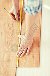 以男性手近着的手测量木地板男性地板房间承包商建筑工具房子粮食男人安装图片