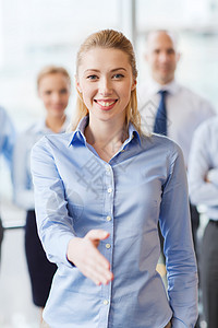 微笑着的女商务人士在办公室握手生意合伙企业家商务学生女性雇员经理教育同事图片