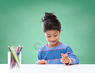 带着彩色铅笔的快乐女学生绘画教育黑板学生孩子班级学校学习艺术女性染色图片