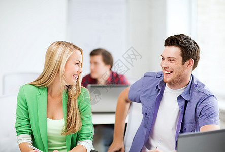 在学校里笑着看着彼此的学生们大学演讲学习电脑技术课堂男人学生微笑青少年图片