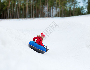 快乐的少女女孩滑下雪管活动乐趣管道女性娱乐骑术女孩假期幸福管子图片