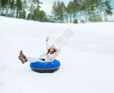 快乐的少女女孩滑下雪管幸福乐趣快乐季节闲暇管道管子女士娱乐活动图片