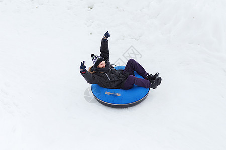 快乐的年轻人滑下雪管男生幸福管子管道男性娱乐手势乐趣运动男人图片